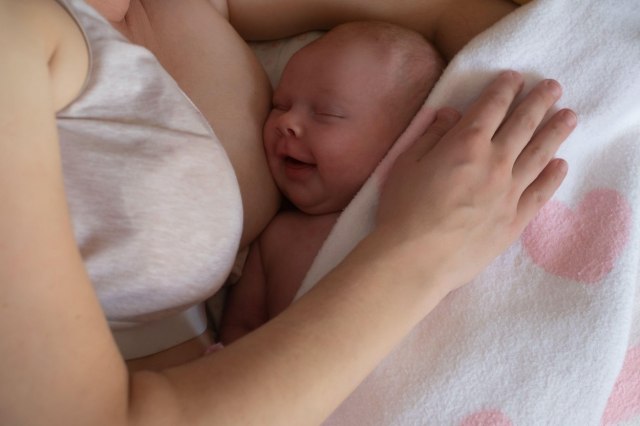 Majke koje su primile dve doze vakcine protiv korone mogu preneti antitela bebi preko mleka